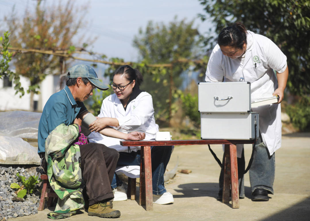 黔西五里鄉 “家庭醫生”送診到家，健康咨詢暖人心